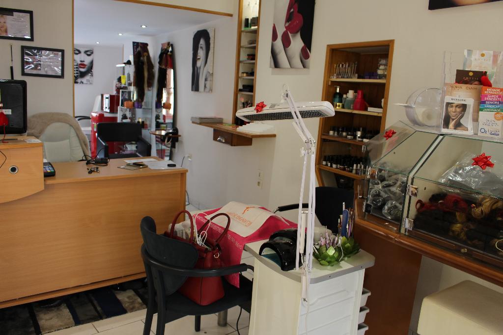 VITRINE ET BUREAU